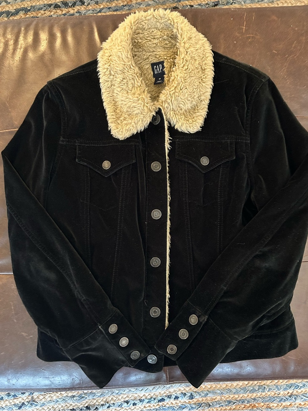 Y2K GAP Women’s Black Velvet Trucker Jacket with beige Sherpa lining/collar